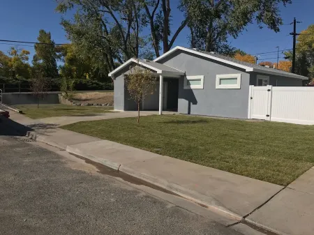 Modern Studio excellent location. Отели рядом с достопримечательностью «Университет Колорадо Меса»