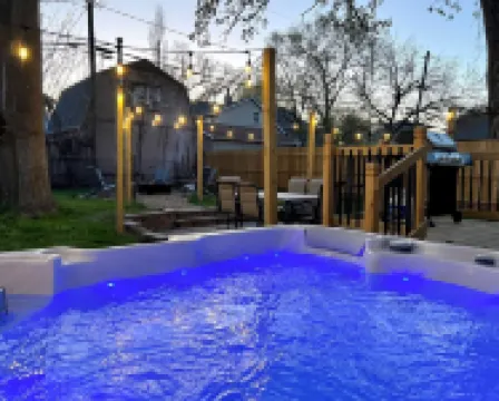 The CORN CRIB: Spa - Game Room - BBQ - Office - DOWNTOWN - Sleeps 14