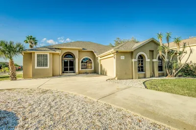4 Bedroom House with Heated Pool in Apollo Beach Publix Super Market at Paradise Shoppes of Apollo Beach附近的飯店