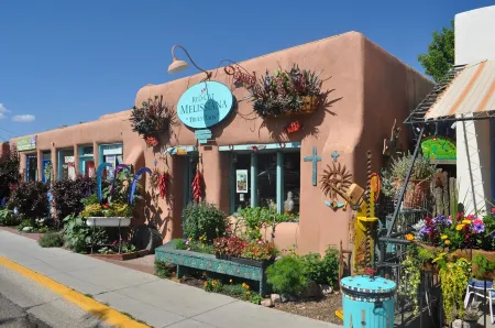 Wonderful, Downtown Treasure Отели в г. Таос