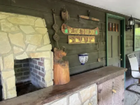 Ken’s Secluded Cabin★Fire Pit★Huge Deck★Amazing Views★Hot tub★12 Minutes to DT