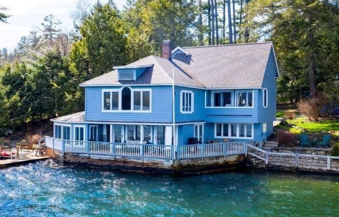 Lakefront house in the town of Bolton right on the water with private dock space