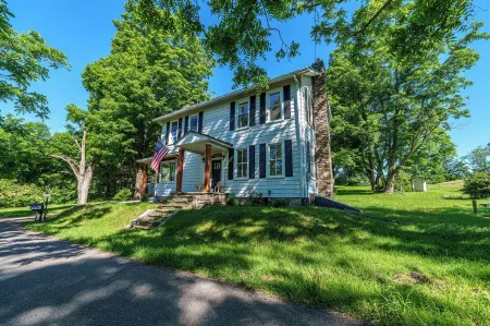 Breathtaking farmhouse with 4 bedrooms, Fishing, Kayaking, 6 acre pond!