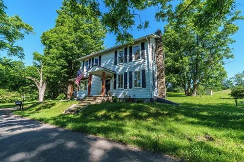 Breathtaking farmhouse with 4 bedrooms, Fishing, Kayaking, 6 acre pond!