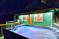 The Enchanted Lookout - private luxury cabin & Spa