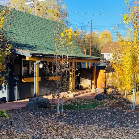 Grand Canyon Close Tiny House: 3 Block Walk to Town: Fire Pit, AC, WiFi