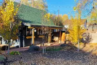 Grand Canyon Close Tiny House: 3 Block Walk to Town: Fire Pit, AC, WiFi