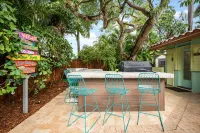 Sunny Palms Villa - Heated Pool + Hot Tub, 2 miles to the Beach!