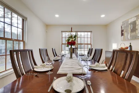 Lakefront Backyard! Secluded Fishing, Kayaks, Arcade Room, Poker Room and Gym! Отели рядом с достопримечательностью «Поконо Гарденс»