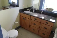 Great Harbor Views, Walk to Victoria Ferry and downtown, Roomy Apartment!