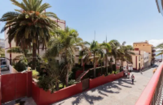 Spacious and bright apartment with large terrace next to the beach of S / C de la Palma 5 p.