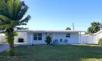 Private Heated  Pool House 6 miles from the Beach Hotels near IMG Academy Golf Club