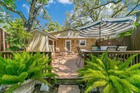 Under the Oaks, a charming, romantic retreat with hot tub and sauna