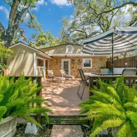 Under the Oaks, a charming, romantic retreat with hot tub and sauna