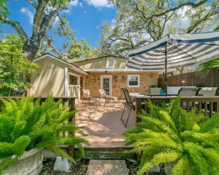 Under the Oaks, a charming, romantic retreat with hot tub and sauna Hoteles en Universal City