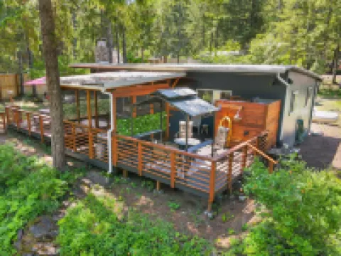 Couples Retreat! Every Season-Luxury, River Front, Hot Tub and Outdoor Shower