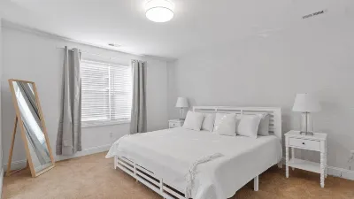 3 Miles to the Beach, 3 Miles to Downtown Newport! Hotels near RK Middletown Square