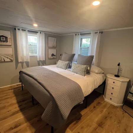 Adorable beach house - 5 min walk to private beach