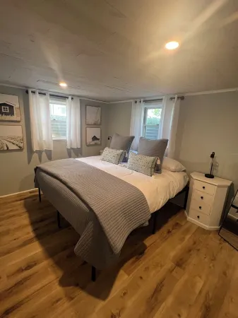 Adorable beach house - 5 min walk to private beach Отели в г. Вэрхэм