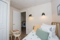 Spacious Retreat, High Speed Wi-Fi! Walk To Lake and Camp of the Woods!