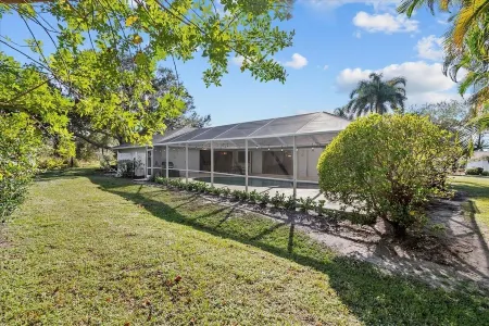 Riverside Retreat: 4BR/3BA with Private Dock and Boat Lift Отели рядом с достопримечательностью «Зона отдыха Элкс Парк»