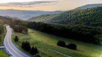 Pet Friendly Cabin with gorgeous mountain views. Come for adventure and R&R!