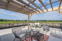 NEW home located downtown!Family-friendly, walkable to coffee shops, restaurants