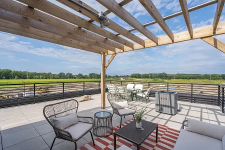 NEW home located downtown!Family-friendly, walkable to coffee shops, restaurants Отели рядом с достопримечательностью «Грэйтер Де-Мойн Ботаникал Гарден»