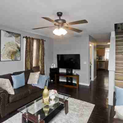 Cozy 3-bedroom Duplex1 with WiFi, AC in peaceful Springfield Others