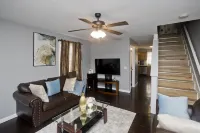 Cozy 3-bedroom Duplex1 with WiFi, AC in peaceful Springfield Hotels in Springfield