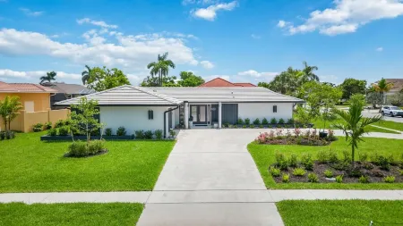 Stunning Home, 5 min Walk To Beach and JW Marriott Отели рядом с достопримечательностью «Hideaway Beach»