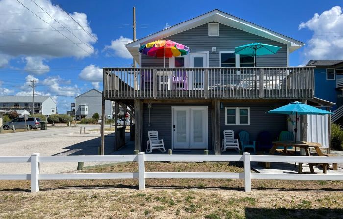 Newly remodeled &100 steps to the beach access.  Very clean and close to beach.