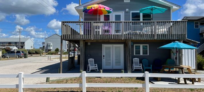Newly remodeled &100 steps to the beach access.  Very clean and close to beach. Hotels in Emerald Isle