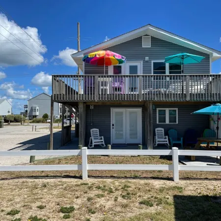 Newly remodeled &100 steps to the beach access.  Very clean and close to beach.