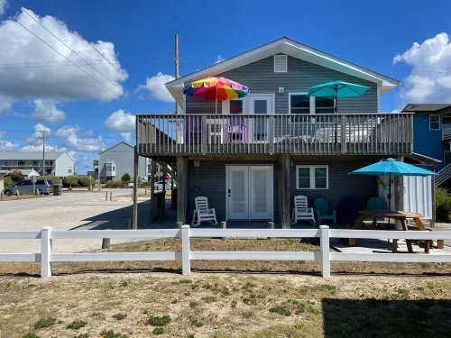 Newly remodeled &100 steps to the beach access.  Very clean and close to beach.