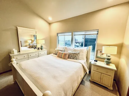 Large Luxurious Coastal Home!! Hot tub, Pet friendly, & Beautiful Coastal views