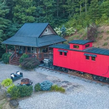 Train Caboose w/ Upscale Amenities Minutes to Waynesville & Asheville