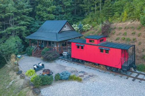Train Caboose w/ Upscale Amenities Minutes to Waynesville & Asheville