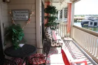Beautiful Gated Waterfront Condo in Heart of Horseshoe Bay,  Boat Docks and WIFI - 4-Star