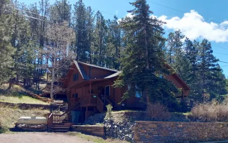 In town home- above the 1880 train.  Walk to Main St!— recently updated!