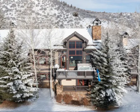 Luxurious Ski-in Ski-out Home in Arrowhead community Hotels in Edwards