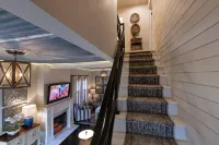 Stunning Vintage Victorian-Era Cottage - Walk to train/river/park/downtown.