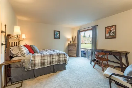 Mt Hood Escape, 3 bedroom, 2 bath, plus loft, sleeps 10, Professionally Cleaned