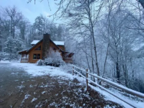 5br Log Cabin: Hot Tub, Firepit, Game Room, Yard! Near Fontana, Bryson, and NOC