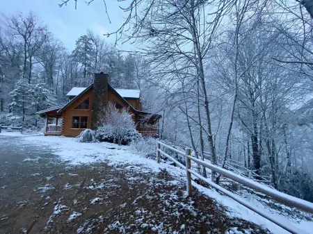 5br Log Cabin: Hot Tub, Firepit, Game Room, Yard! Near Fontana, Bryson, and NOC