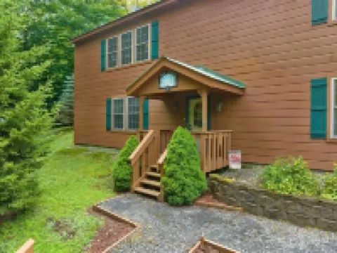 Roomy 3BR Cabin, easy access to snowmobile trail 4 & Hollywood Hills beach/ boat