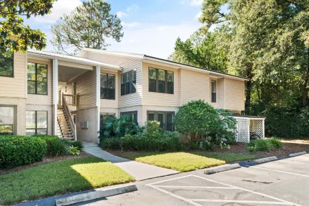 Beautiful South Island, Fully Remodeled, 3 Bedroom Escape with Sunroom Отели рядом с достопримечательностью «St. Simons Island Lighthouse Museum»