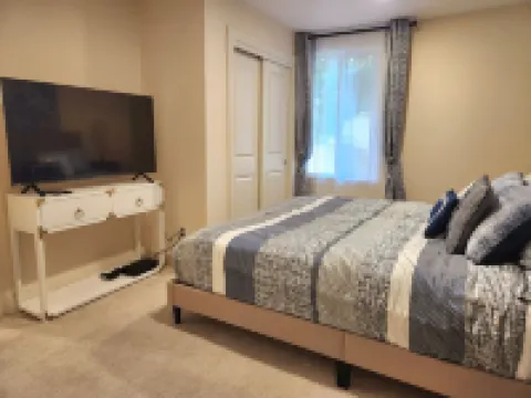 Cozy Contemporary 2BR with sofa bed in the office Hotels in 