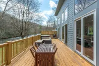 Riverfront Cabin, Hot tub, Fire Pit, Grill, Wi-Fi, Private, Fishing, Swimming