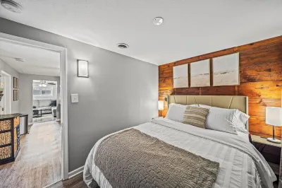 Lake Grove Cottage: 1 min walk to the Strip! Hotels near Fascination